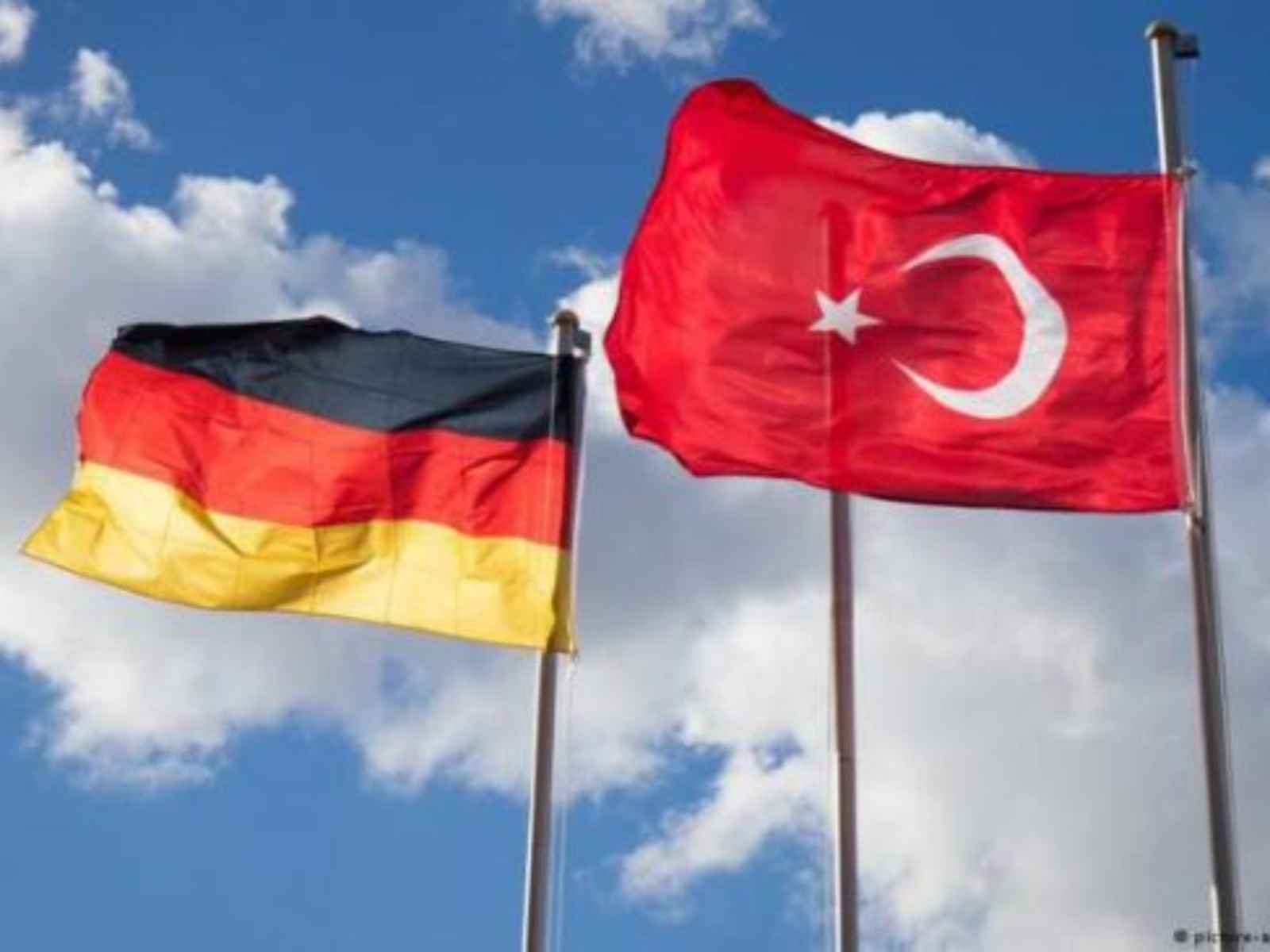 Θυέστειο δείπνο ετοιμάζουν για την Ελλάδα