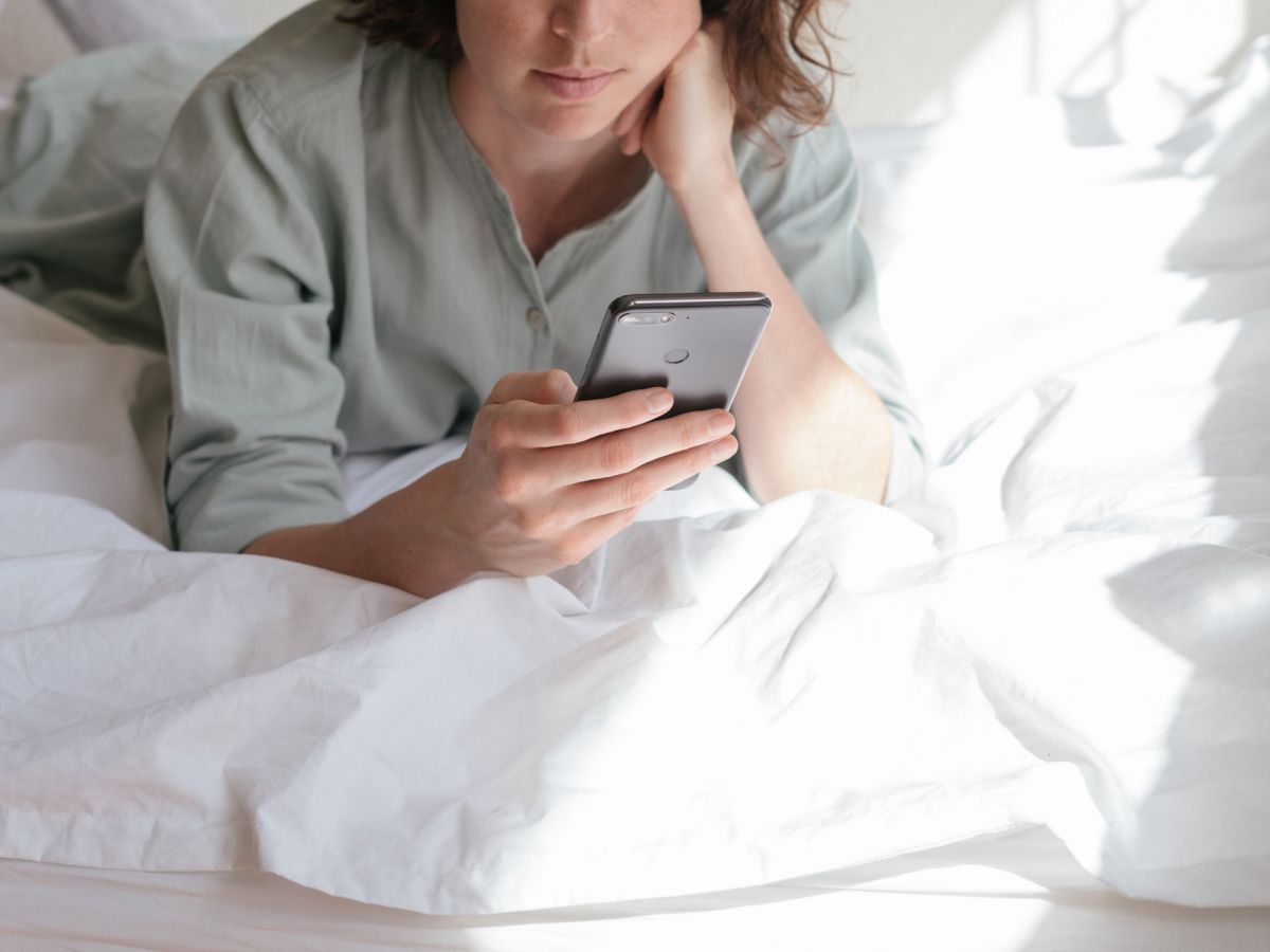 SMS στο 13033: Πότε θα σταματήσουμε να το στέλνουμε