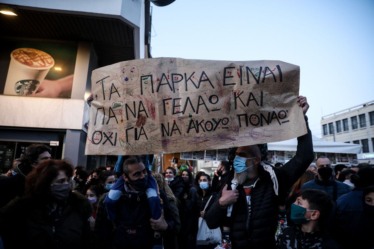Νέα Σμύρνη: Το χαρτοπανό αναφέρει την κραυγή του νεαρού που ξυλοκοπήθηκε «πονάω»