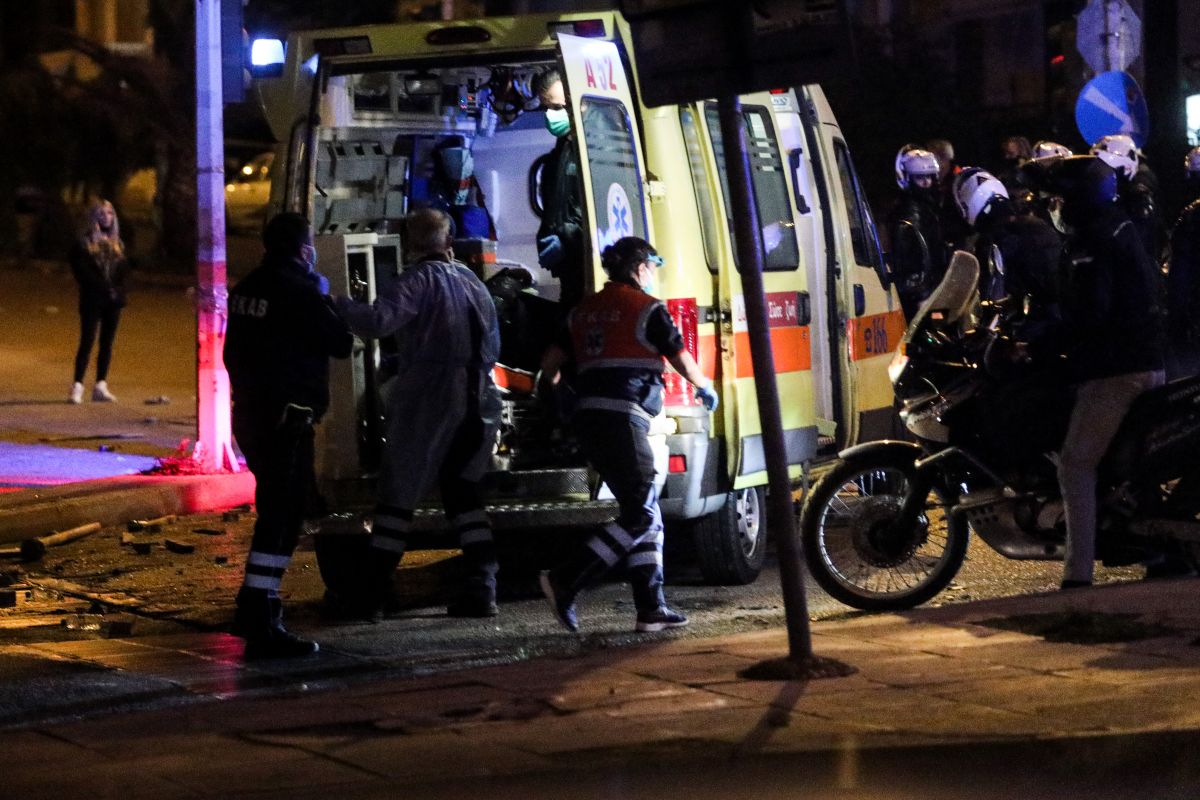 Τραυματίας αστυνομικός: Έφυγε με ασθενοφόρο από το σημείο της επίθεσης