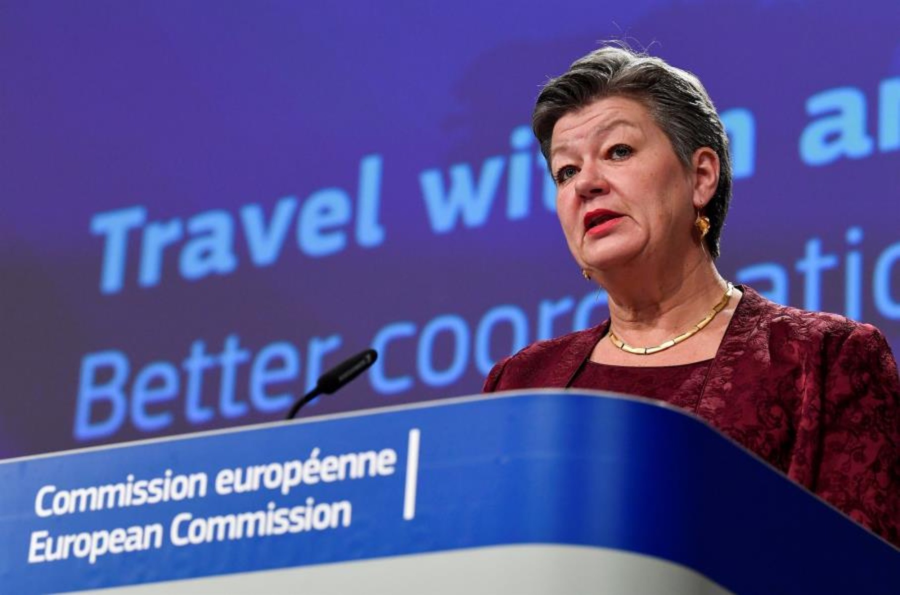 Μόνιμες «ανοιχτές» δομές στα νησιά λέει η Επίτροπος…