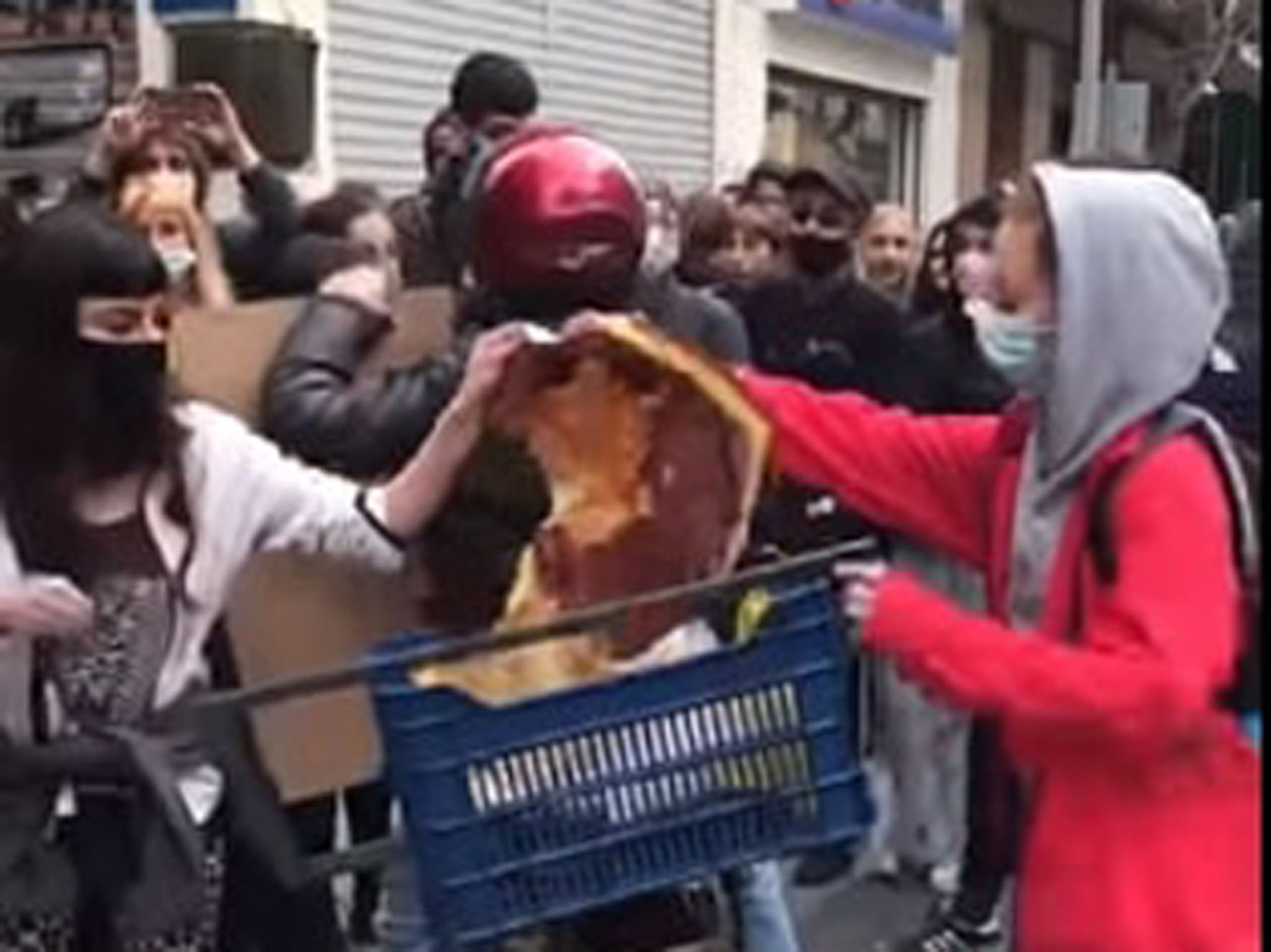 «Η Ελλάδα δεν πεθαίνει, όχι όμως κι εσείς…»