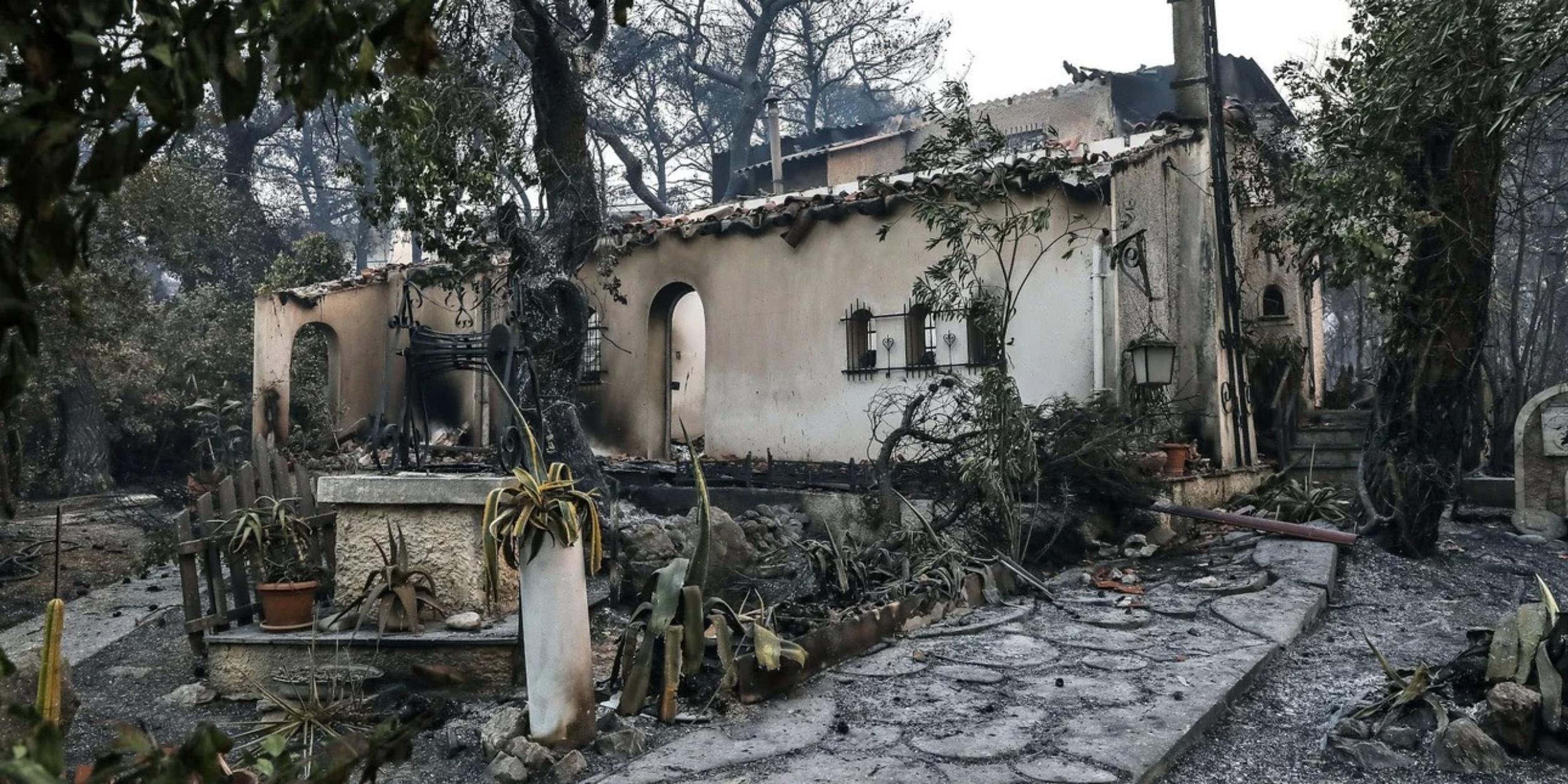 Η επόμενη μέρα από τη φωτιά στη Βαρυμπόμπη