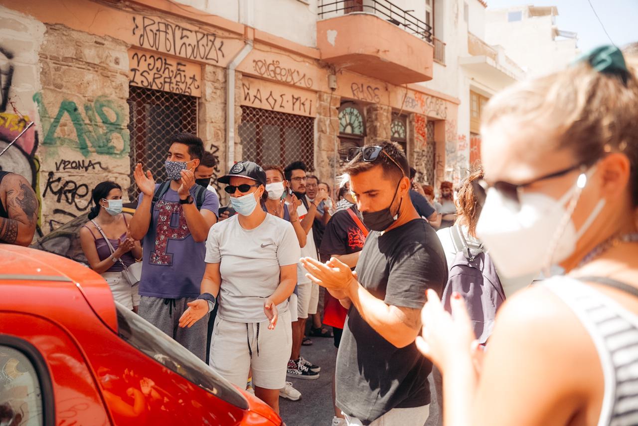 Την ώρα που εθελοντές φορτώνουν είδη πρώτης ανάγκης στα αυτοκίνητα