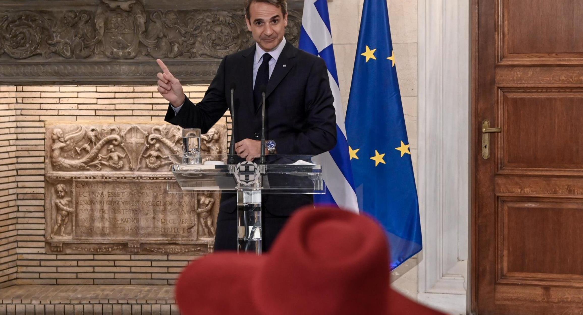 Το Μέγαρο Μαξίμου να στείλει ένα καλάθι στην Ολλανδή δημοσιογράφο