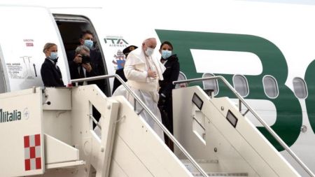 Πάπας Φραγκίσκος: Διαμαρτυρίες και σύλληψη άνδρα με μαχαίρι πριν τη λειτουργία στην Κύπρο 