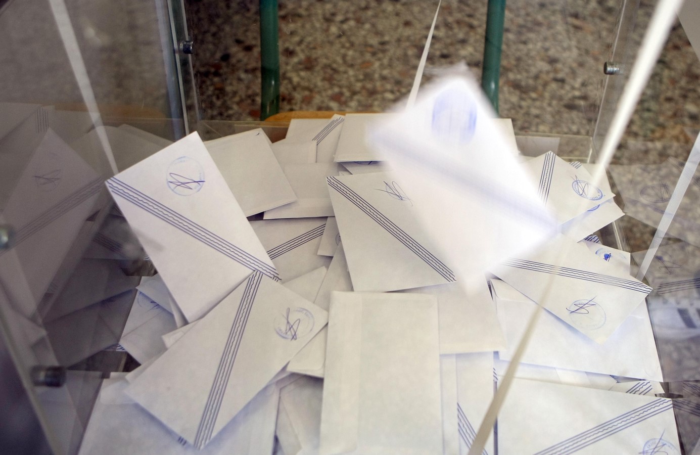 Δημοσκόπηση Abacus: Διψήφιο το ποσοστό διαφοράς ΝΔ - ΣΥΡΙΖΑ