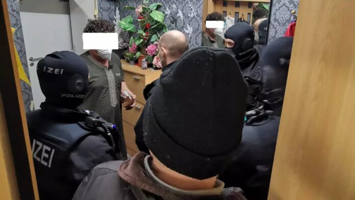 «Επιχείρηση Hook»: Ελληνική και γερμανική αστυνομία εξάρθρωσαν σπείρα διακίνησης μεταναστών