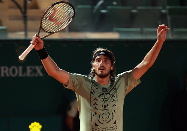 Στέφανος Τσιτσιπάς: Τραυματισμός σε αγώνα -  Έπεσε επάνω σε διαφημιστική πινακίδα