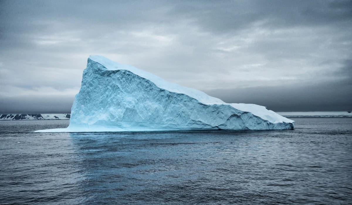Αλάσκα: Κρουαζιερόπλοιο συγκρούστηκε με παγόβουνο – Δείτε βίντεο που τράβηξε τρομοκρατημένος επιβάτης