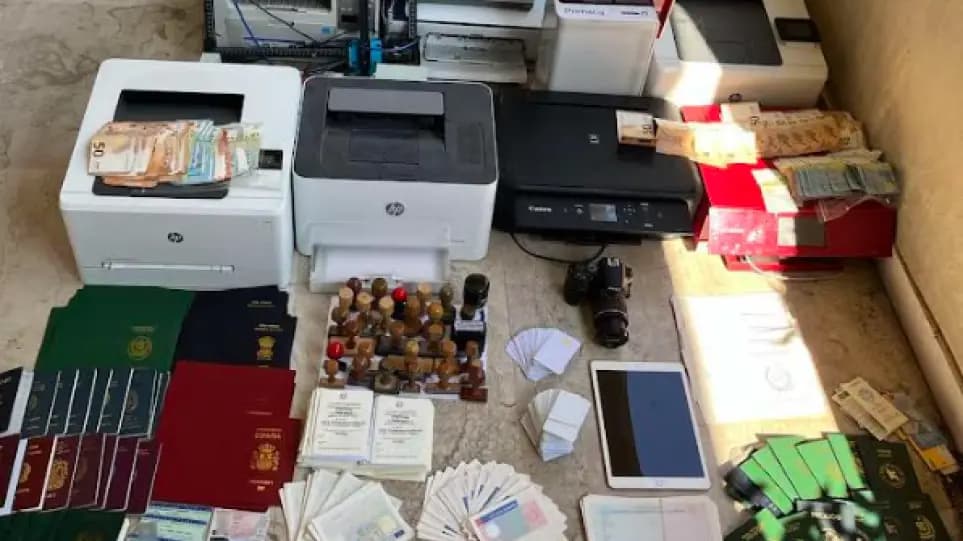 Έφοδος της ΕΛ.ΑΣ σε «σπίτια - καβάτζες» στην Αττική - Πάνω από 100 αστυνομικοί «ξήλωσαν» κύκλωμα δουλεμπόρων