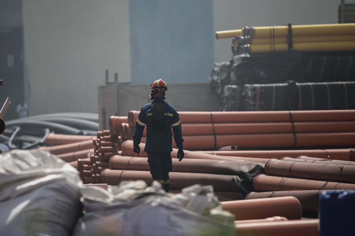 Ασπρόπυργος: Καταστράφηκε ολοσχερώς το εργοστάσιο πλαστικών από τη φωτιά [pics]