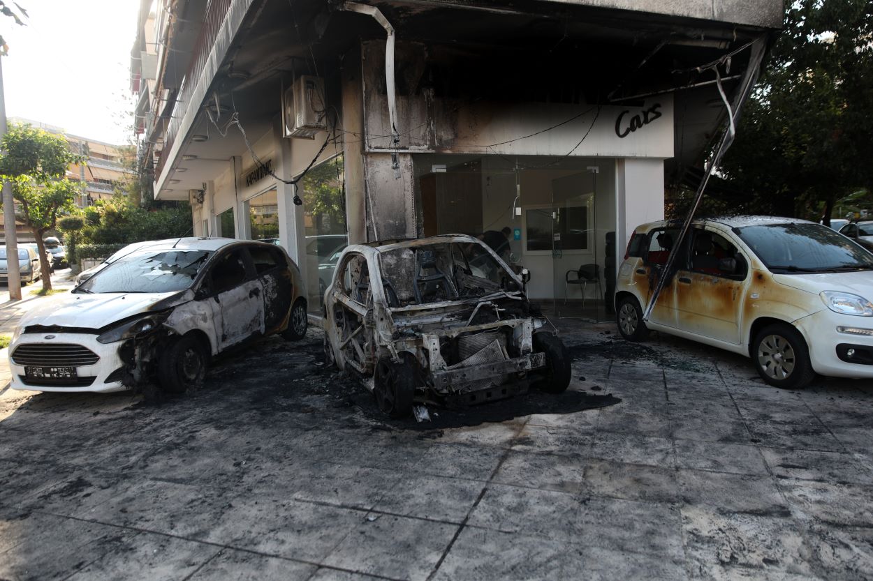 Παλαιό Φάληρο: Εμπρηστική επίθεση σε έκθεση αυτοκινήτων