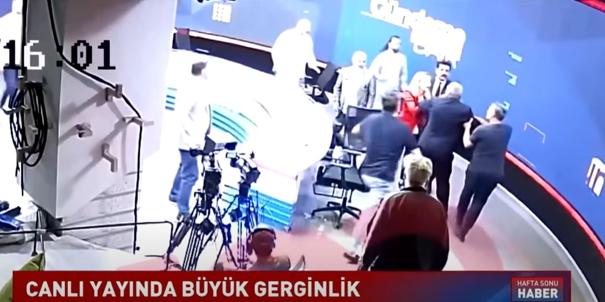 Τουρκία: Live... ξύλο ανάμεσα σε δημοσιογράφο και βουλευτή σε τηλεοπτικό στούντιο