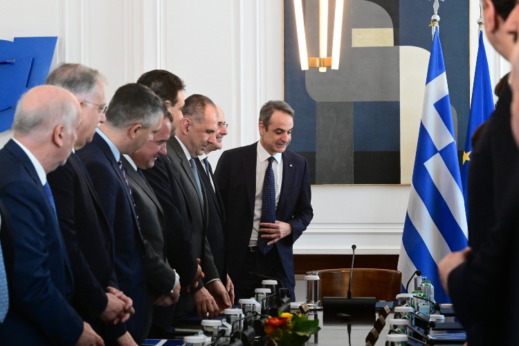 Ανασχηματισμός χωρίς ταυτότητα…