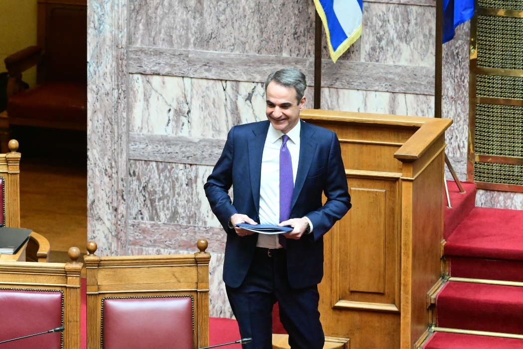 Ο Μητσοτάκης λύνει το στεγαστικό και «κονταίνει» τους δελφίνους