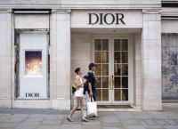 Luxury brands: Πόλεμοι και δασμοί φρενάρουν τη ζήτηση αλλά αυτά αντέχουν