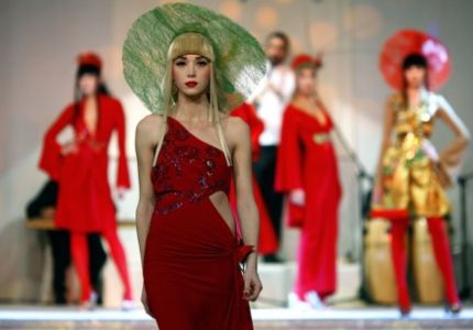 turkish-models-take-catwalk-during-fashion-show