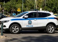 Χειροπέδες σε μαθητή στην Πετρούπολη που πήγε στο σχολείο με μπαλτά