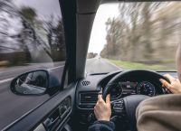 Ένας στους τέσσερις Έλληνες οδηγούς είναι άνω των 65 ετών: Τι σημαίνει αυτό για την ασφάλειά μας;