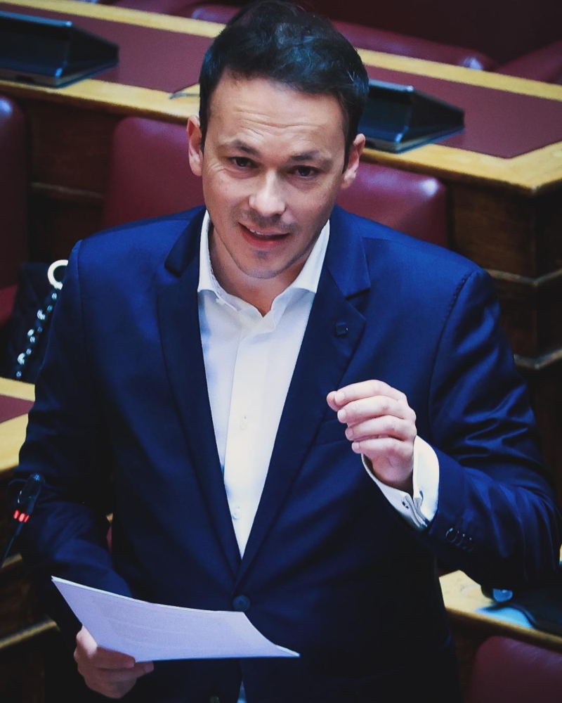 Μίλτος Ζαμπάρας στο pagenews.gr-Μια Δημοκρατία σε Καμπή: Σκάνδαλα, θεσμική διάβρωση και η Ελλάδα που ασφυκτιά