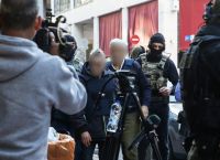 «Έλληνας Εσκομπάρ»: Προθεσμία για την Πέμπτη – Ελεύθεροι οι 5 συλληφθέντες από τα δικαστήρια Πειραιά