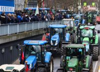 Βρυξέλλες: Άγρια επεισόδια αγροτών με αστυνομία – Φωτιές, πατάτες και δακρυγόνα έξω από το Ευρωκοινοβούλιο