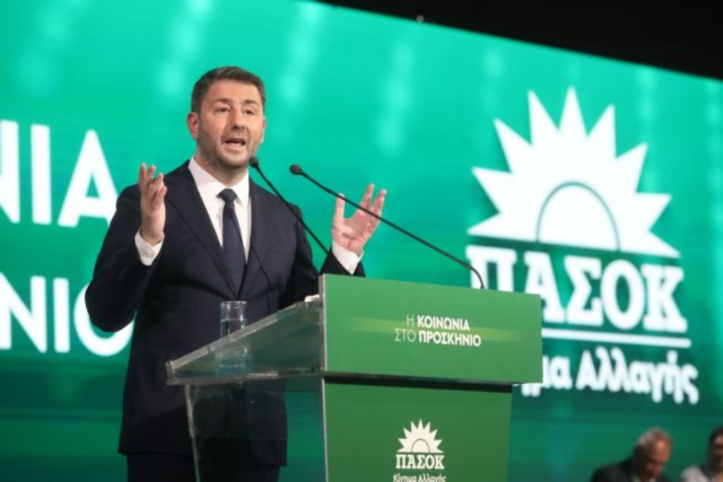 Το ΠΑΣΟΚ σε τεντωμένο σχοινί: επίθεση στη ΝΔ, παραπολιτικά νεύρα και το συνέδριο-στοίχημα