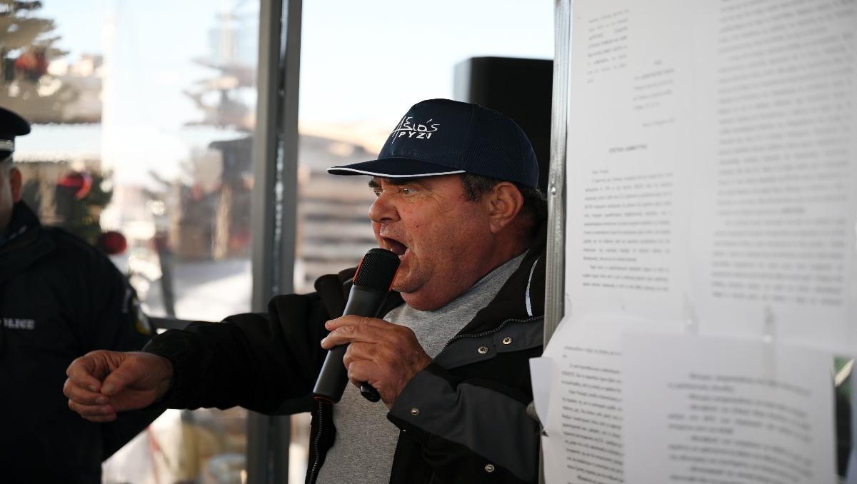 Αγροτικά μπλόκα, βρισιές  Ανεστίδη  και πολιτική κρίση στο Μαξίμου