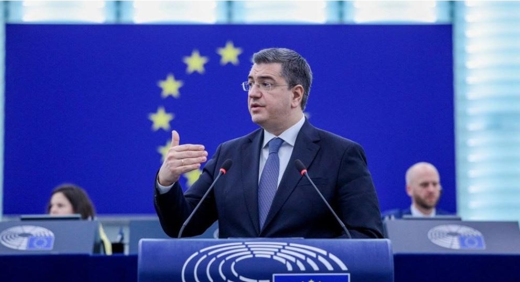 Από τα Τέμπη στην Ανδαλουσία: η Ευρώπη μπροστά στο δίλημμα της αυστηρής εποπτείας