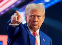 Τραμπ: «Μεγάλα αντίποινα» αν η Ευρώπη πουλήσει αμερικανικά assets