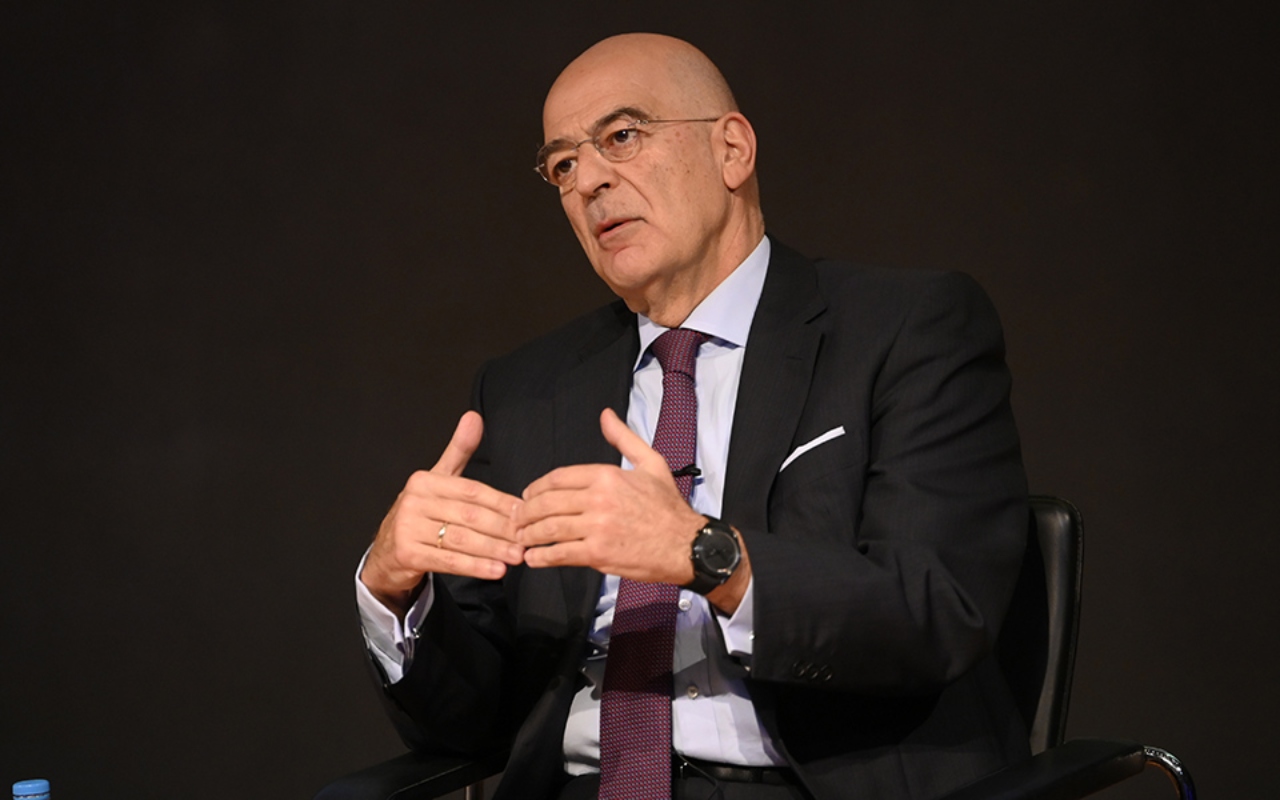 NAVTEX, καπελώματα και χαμηλές πτήσεις: Όταν ο Δένδιας μιλά ως ΥΠΕΞ και σωπαίνει για το Μαξίμου