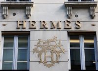 Hermès: Ο Αξέλ Ντουμάς καταγγέλλει τον Επστάιν ως «οικονομικό θηρευτή»