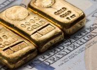 Ράλι στον χρυσό πάνω από τα 5.000 δολάρια, καθώς υποχωρεί το δολάριο