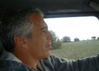 «Δεν Θυμάμαι Τίποτα»: Θύμα του Έπσταϊν Καταγγέλλει Βιασμό μετά από Χορήγηση Ναρκωτικών