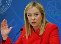 Μελόνι κατά Τραμπ: «Απαράδεκτα τα σχόλια για τον Πάπα» – Πολιτική ένταση με φόντο το Βατικανό