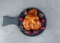 Πασχαλινό Τσουρέκι 2026: Οι 3 πιο νόστιμες και εύκολες συνταγές για το απόλυτο γλυκό των ημερών