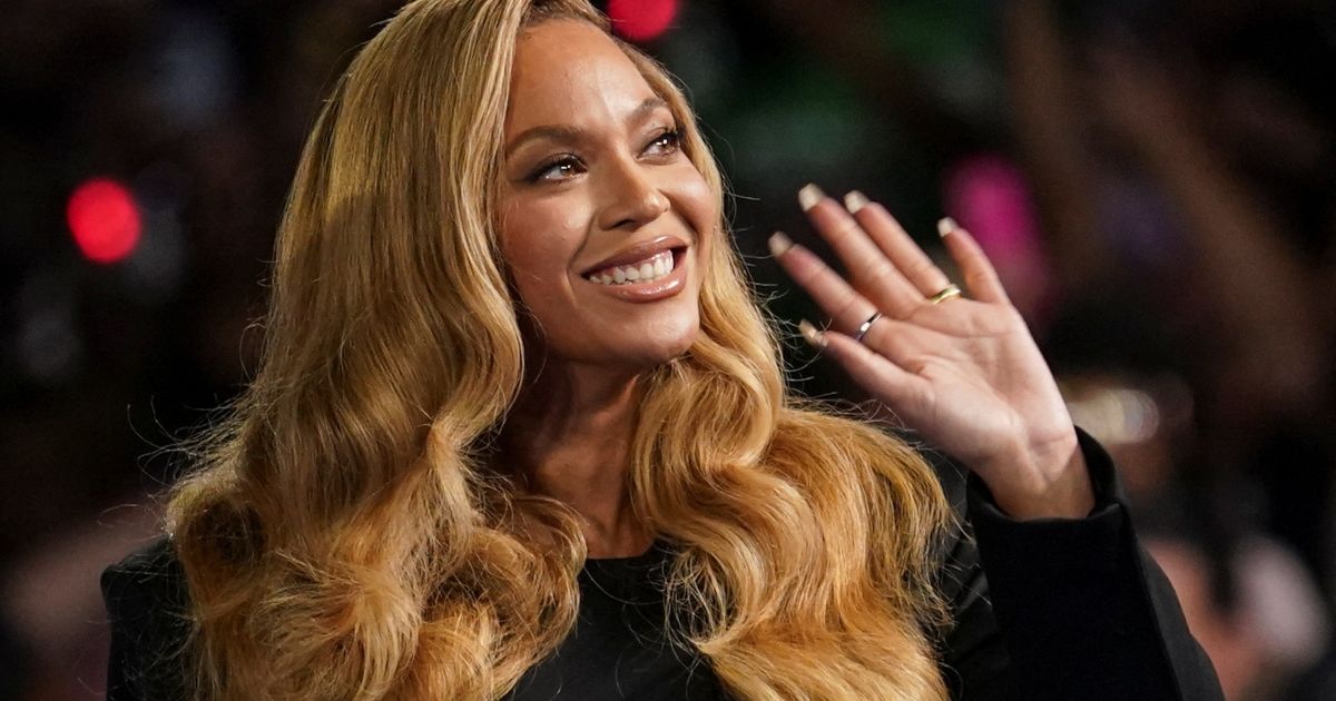 Beyoncé: Το μωβ Saint Laurent φόρεμα που «δείχνει» Lemonade και Act III ...