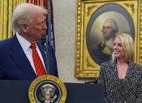 «Απολύεσαι!»: Ούτε η υπουργός Δικαιοσύνης των ΗΠΑ δεν γλίτωσε από τη δυσμένεια του προέδρου Τραμπ