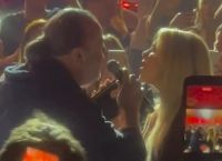 Χαμός μετά τη νίκη της ΑΕΚ: Ο Ηλιόπουλος άρπαξε το μικρόφωνο και τραγούδησε με τη Ζόζεφιν