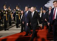 Ο Πούτιν στο Πεκίνο: Θερμή υποδοχή από την Κίνα και κρίσιμη συνάντηση με τον Σι Τζινπίνγκ