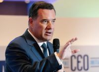 Άδωνις: «Δεν αφήνουμε κανέναν μόνο του» — Μηνύματα στήριξης, ψυχραιμίας και ευθύνης