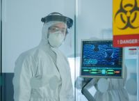 Έμπολα: Ο ΕΟΔΥ επικαιροποιεί τα σχέδια – Τι ισχύει για ταξιδιώτες
