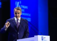 Αιχμές Μητσοτάκη για Καραμανλή – Σαμαρά: «Την ιστορία τη γράφουν οι παρόντες» – Εκλογές το 2027