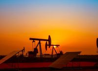 Πετρέλαιο: Άνοδος 1% με το βλέμμα στο Ορμούζ – Εβδομαδιαίες απώλειες άνω του 7%
