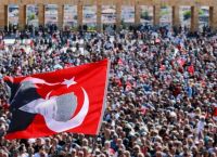 ΡΗΓΜΑ ΣΤΗΝ ΤΟΥΡΚΙΚΗ ΑΝΤΙΠΟΛΙΤΕΥΣΗ: Χιλιάδες στους δρόμους αμφισβητούν το πολιτικό σχέδιο Ερντογάν