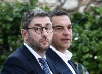 ΠΟΛΕΜΟΣ ΠΑΡΟΧΩΝ ΣΤΗΝ ΚΕΝΤΡΟΑΡΙΣΤΕΡΑ: ΠΑΣΟΚ και Τσίπρας Μοιράζουν Υποσχέσεις, η Κυβέρνηση Πυροβολεί