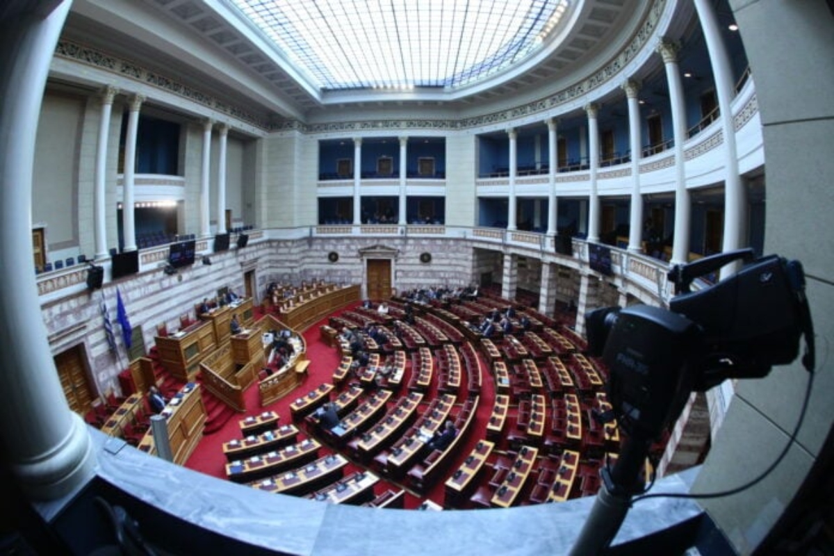 Στο “κόκκινο” η Βουλή για τις υποκλοπές – Μαξίμου vs αντιπολίτευση