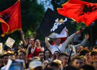 «Η Αλβανία δεν πωλείται»: Χιλιάδες στους δρόμους κατά Ράμα και Κούσνερ για το mega resort των 1,4 δισ.