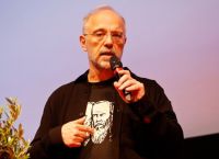 «Τρίζει» το κόμμα Καρυστιανού: Παραιτήθηκε ο Αυγερινός μετά τη δημοσκοπική κάμψη